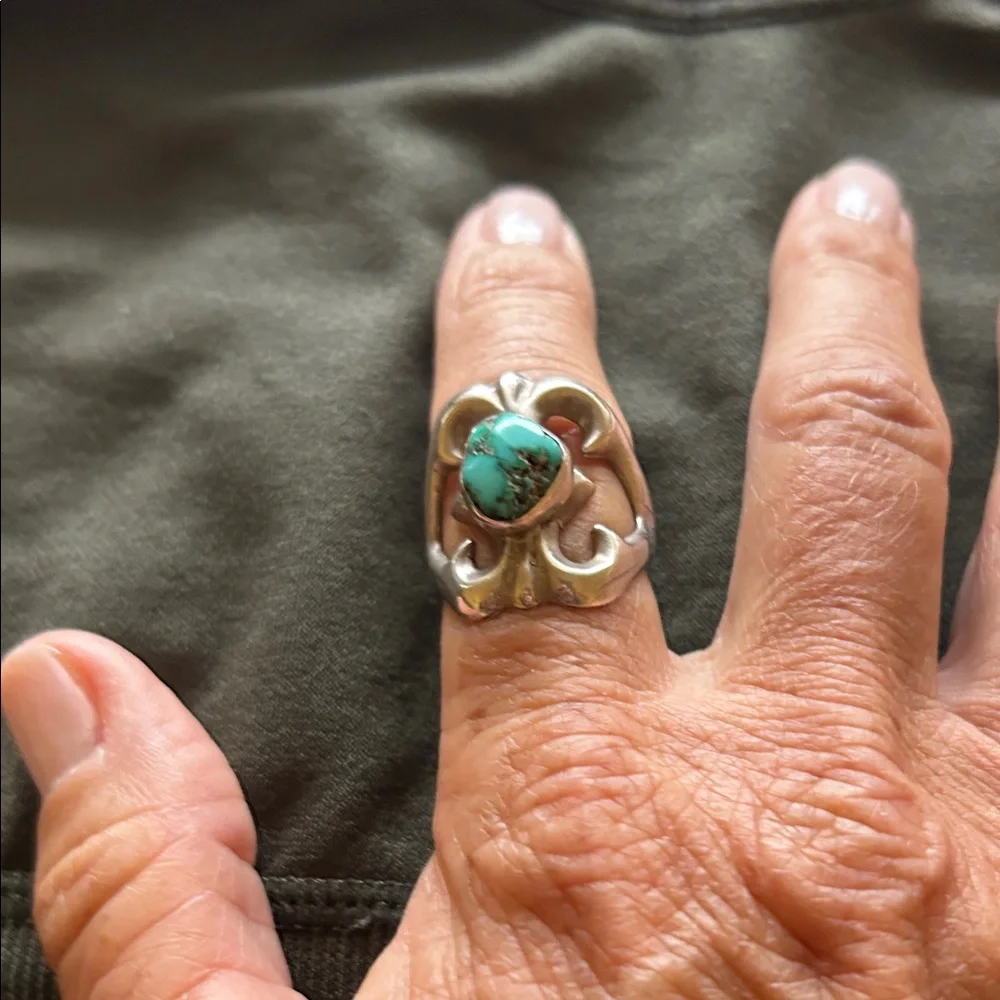 Elegant Silver and Turquoise Ring - Picture 4 of 7